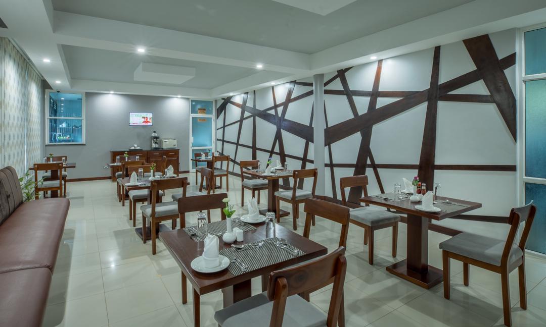 Caran Hotel Kampala restaurant or dining area