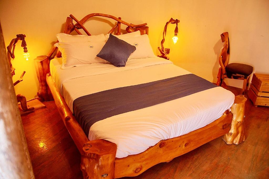 Standard Studio Bedroom Photo Croylandz Cottages Bwebajja Entebbe Uganda Central Region 1