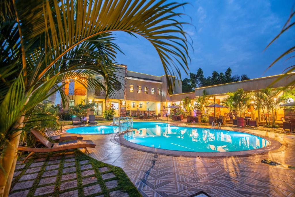 Outdoor pool showing property Exterior Photo Hotel La Vena Kampala, Uganda Central Region 1