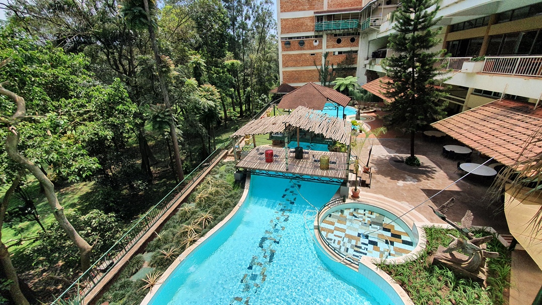 Outdoor pool photo Golf Course Hotel Kampala- Uganda Central Region