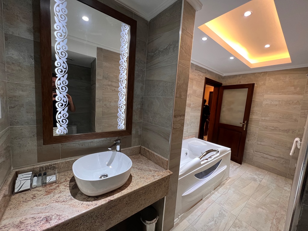 Bathroom showing the hand wash basin Photo Casa Solada Hotel, Kampala - Uganda Central Region