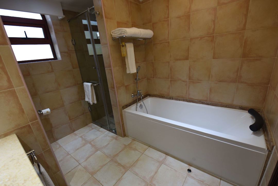 Bathroom showing the bathtub Photo Casa Solada Hotel, Kampala - Uganda Central Region 1