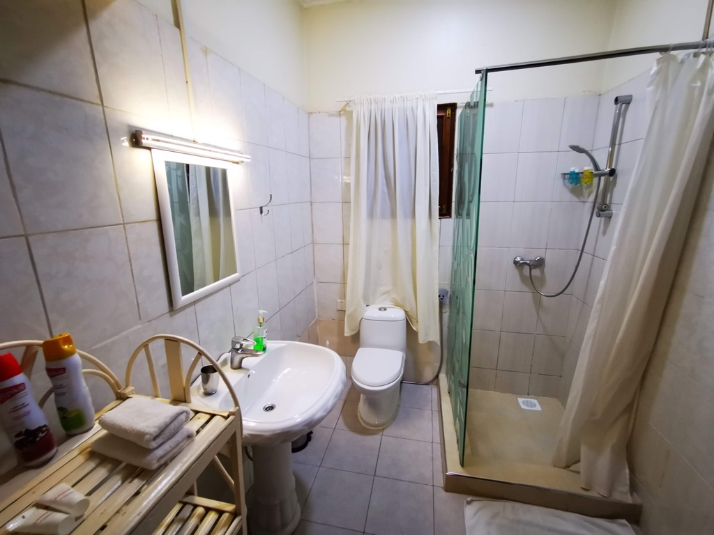 Bathroom Photo 2 Friends Beach Hotel Entebbe Uganda Central Region