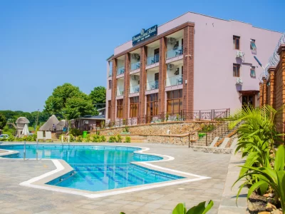 Property Exterior photo showing the swimming pool Dreamland Hotel Arua City - Uganda Northern Region