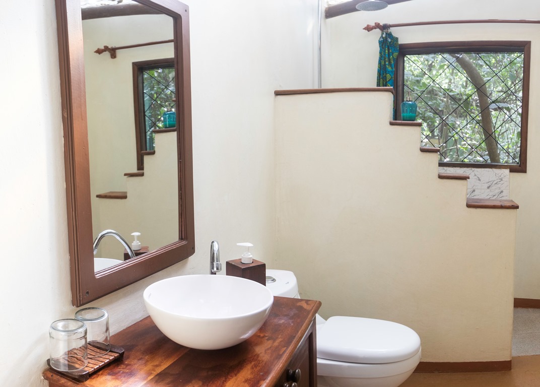 Bathroom in the double Bedroom Photo Nkima Forest Lodge Entebbe, Uganda Central Region