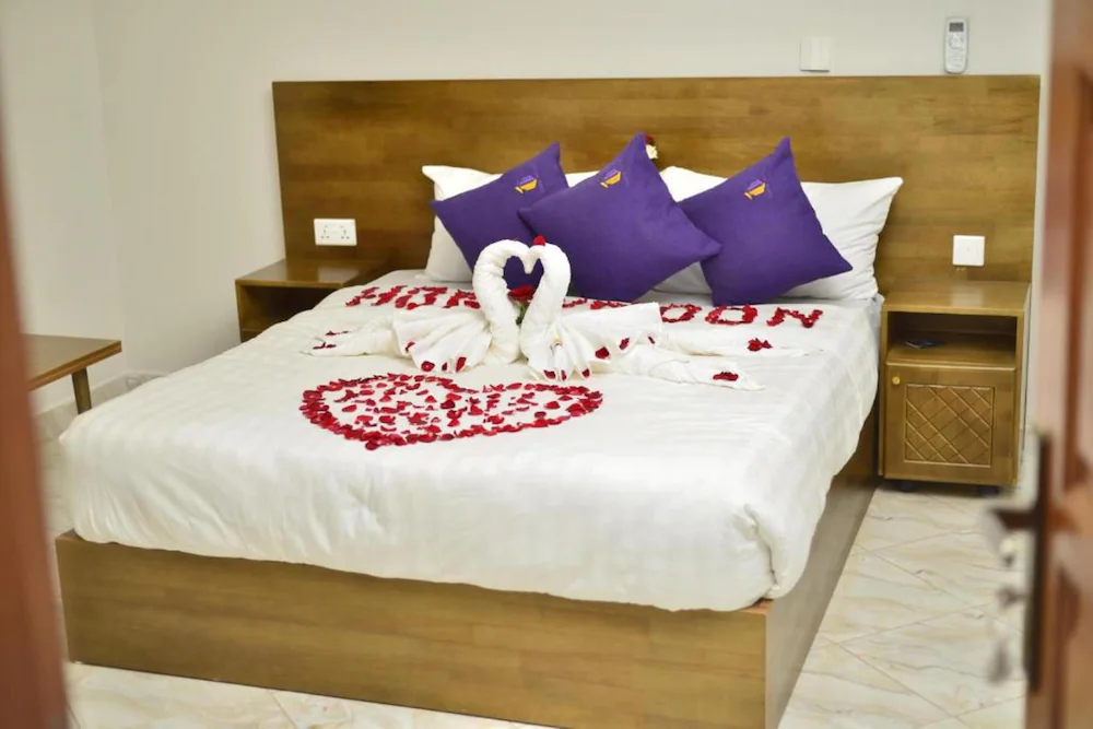 Standard Double Honeymoon Bedroom Photo Tenda Suites and Restaurant Entebbe - Hotels | Entebbe, Uganda Central Region