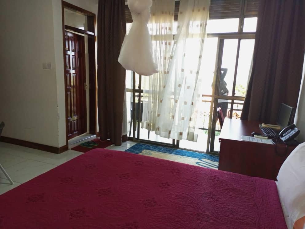 Deluxe Double Bedroom Photo Discovery courts Hotel - Hotels | Entebbe, Uganda Central Region