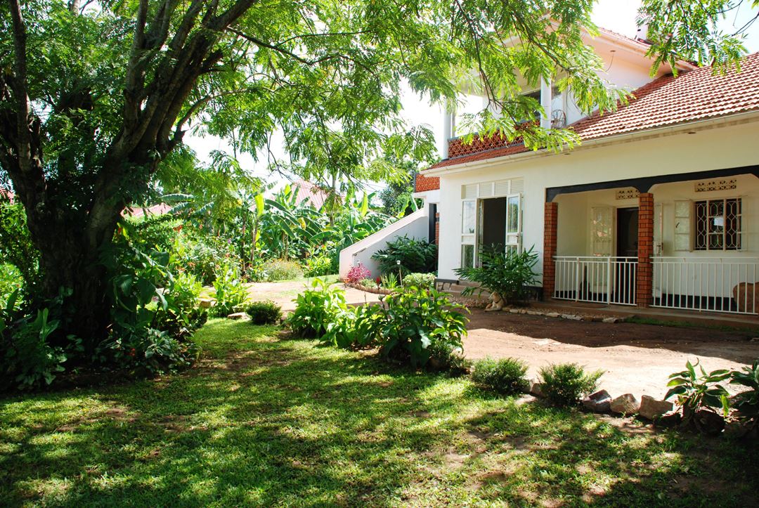 Property Exterior Photo Alison & Dave's Guest House - Hotels | Entebbe, Uganda Central Region 1