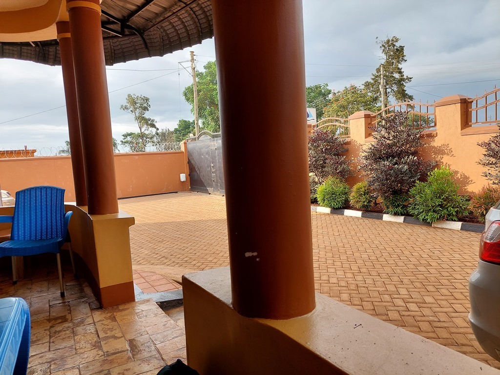 Compound View and Dining area Photo Jinja Grand Hotel - Hotels | Uganda Eastern Region