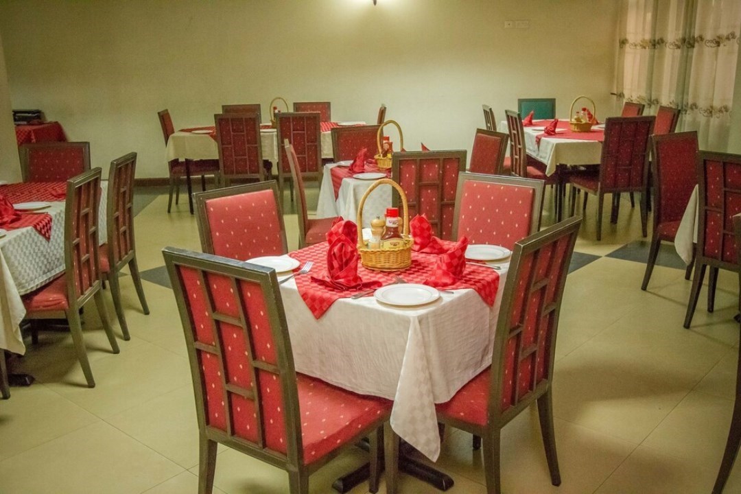 Restaurant setup Photo Holiday Express Hotel Kampala, Uganda Central Region