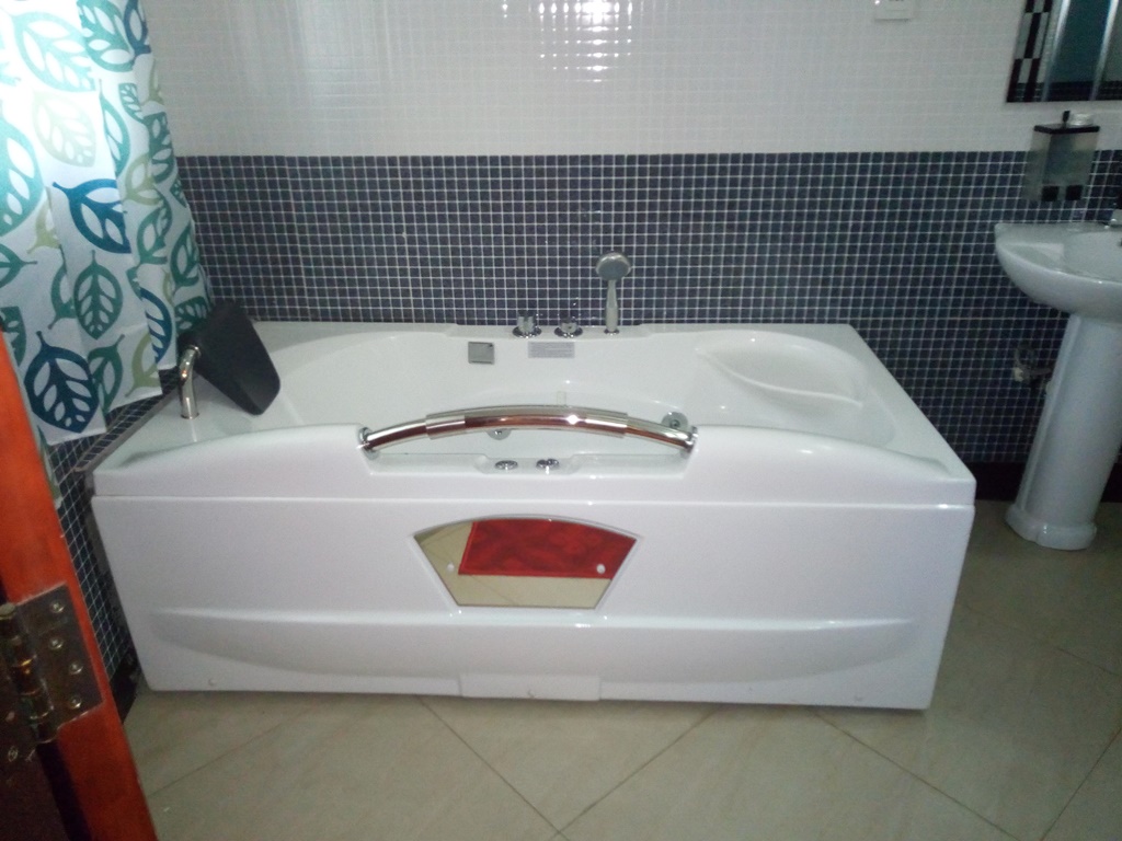 Bathtub Photo Super Paradise Hotel Kampala, Uganda Central Region