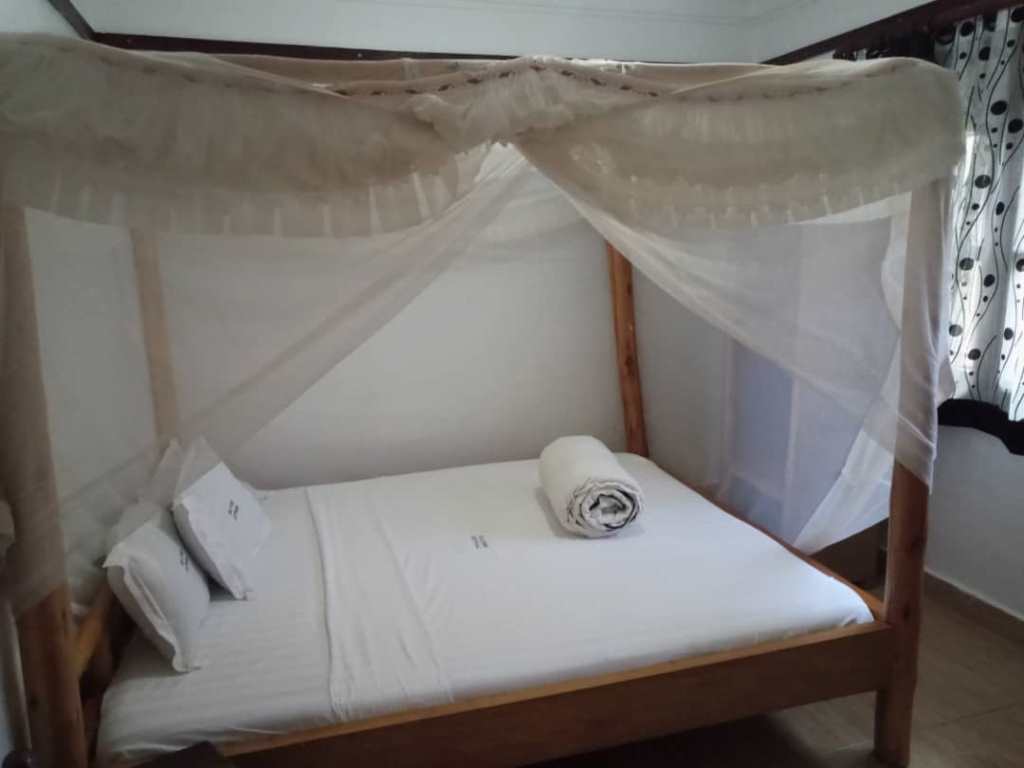 Standard Bedroom Photo Chel and Vade Cottages, Jinja Uganda Eastern Region