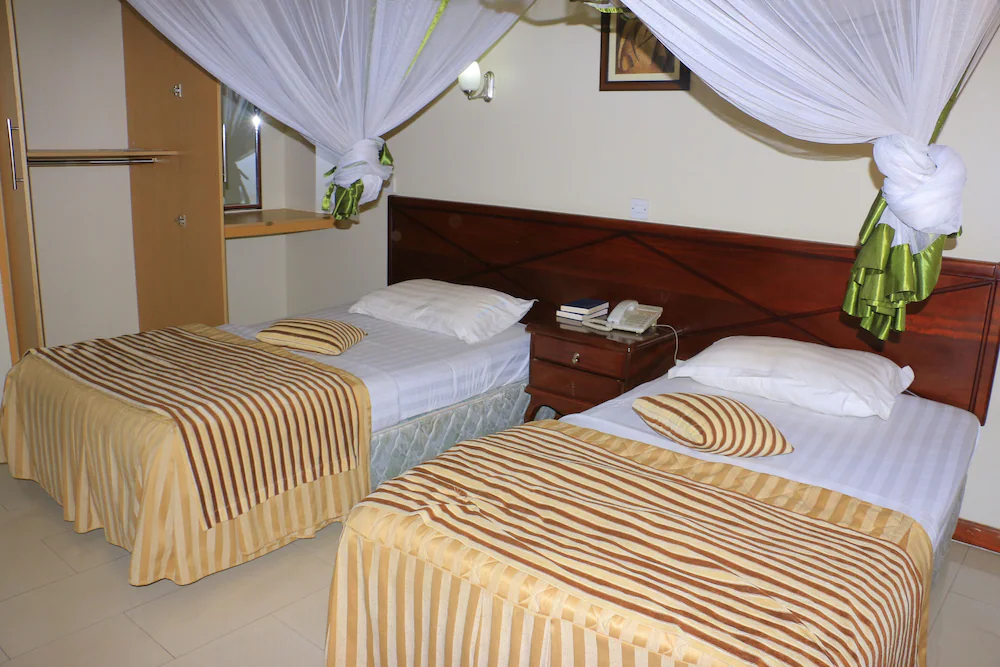 Standard Twin Bedroom Photo Holiday Express Hotel Kampala, Uganda Central Region 1