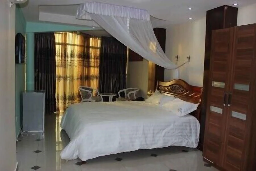 Deluxe Double Bedroom Hotel La Grande Kampala - Uganda Central Region 1