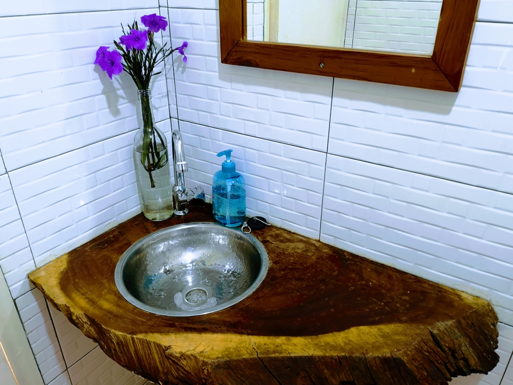 Hand wash basin photo Surjios Guesthouse Jinja, Uganda Eastern Region