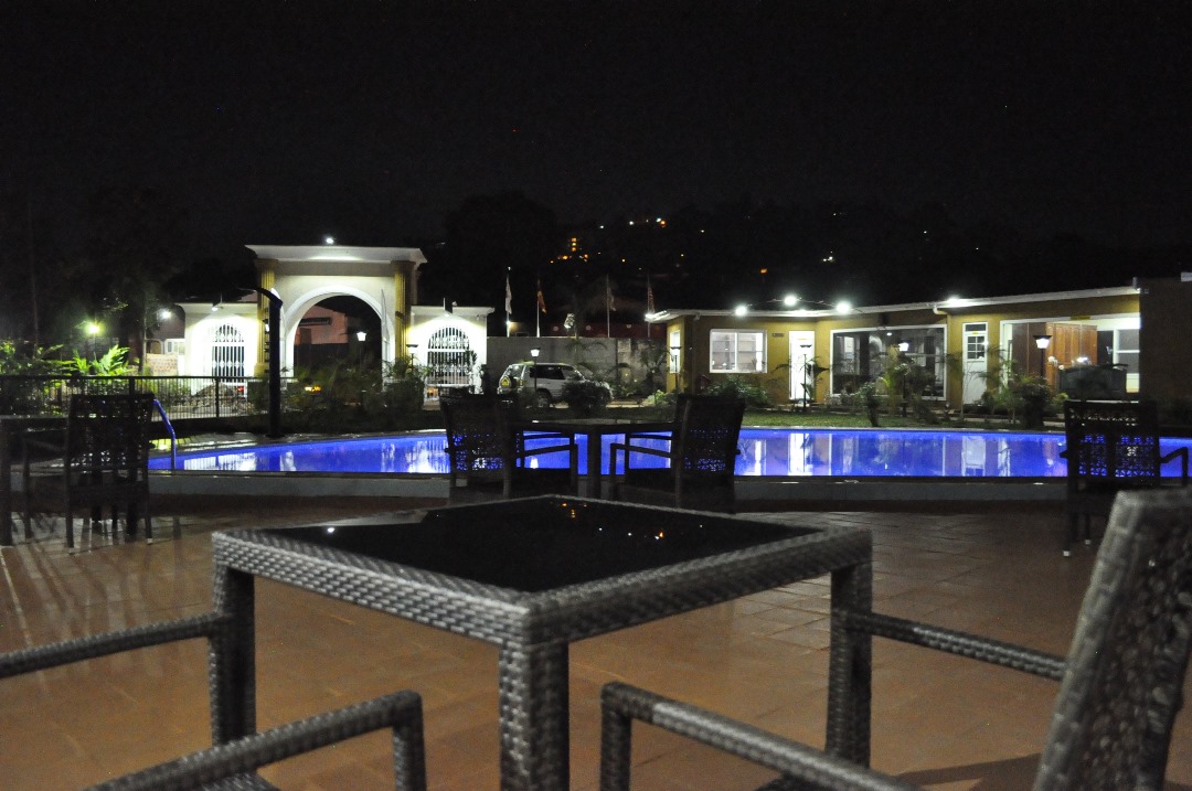 Pool sitting area Photo Hotel Duomo Kampala - Uganda Central Region