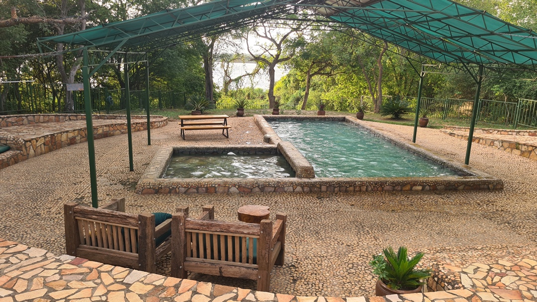 Outdoor swimming pool Photo Murchison River Lodge, Uganda North Western Region