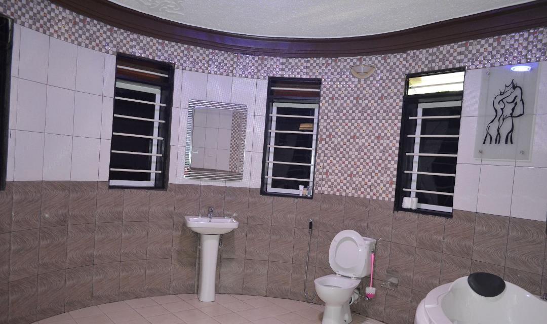 Bathroom Photo Saffron Beach Bistro & Cottages Entebbe Uganda Central Region