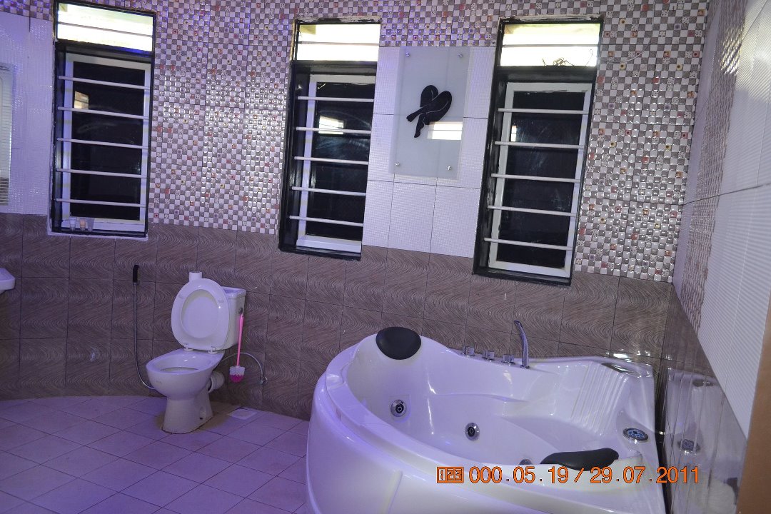 Bathroom Photo Saffron Beach Bistro & Cottages Entebbe Uganda Central Region 2