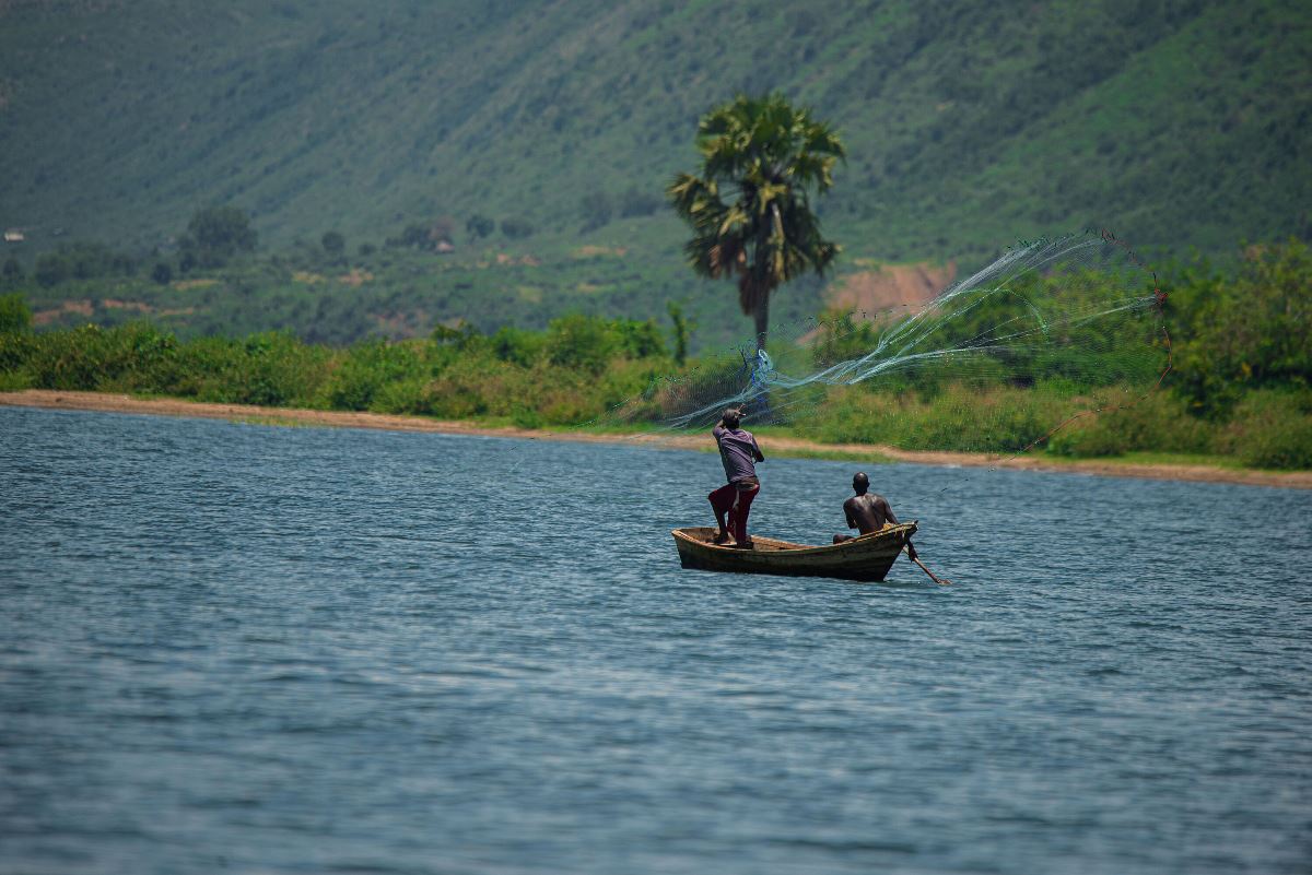 A photograph of two fishermen fishing on Lake Albert taken during a fishing tour on Lake Albert on the boarder of Uganda and Democratic Republic of Congo