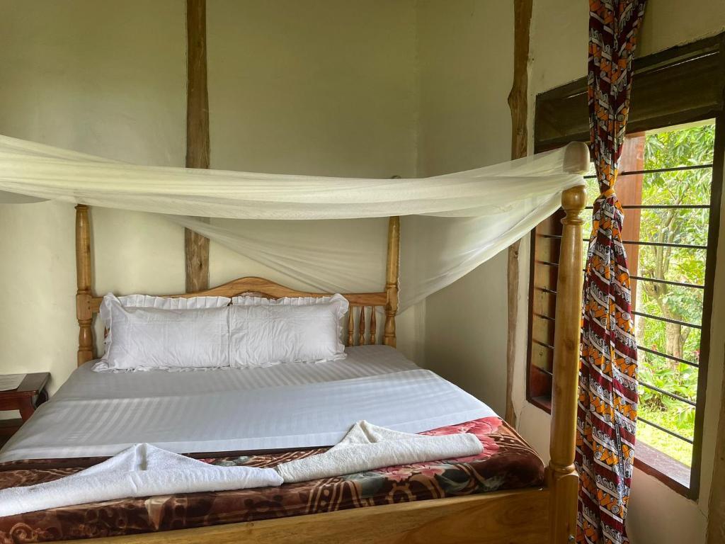 Deluxe Double Bedroom Photo Lake Nkuruba Nature Reserve & Community Campsite, Kampala Wakiso Uganda Central Region 2