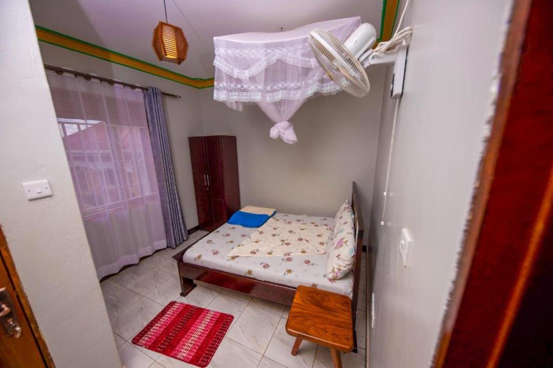 Budget Double Bedroom Photo De Guest Cave Guest House Jinja,Uganda Eastern Region