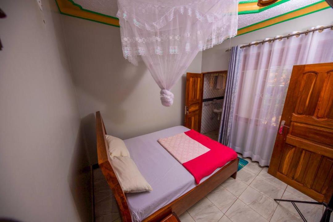 Double Bedroom Photo De Guest Cave Guest House Jinja,Uganda Eastern Region 1