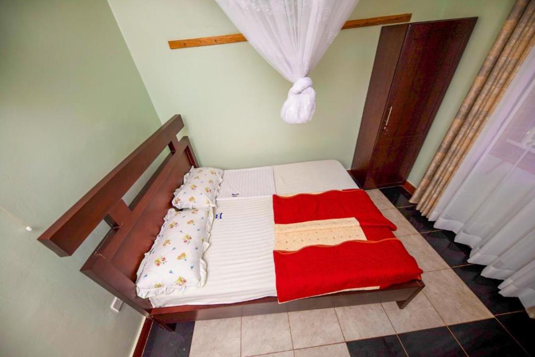 Double Bedroom Photo De Guest Cave Guest House Jinja,Uganda Eastern Region