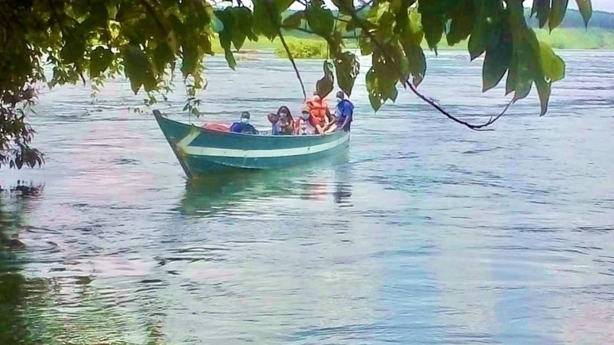 A photograph of tourists being transported to Wildwaters Lodge by boat.