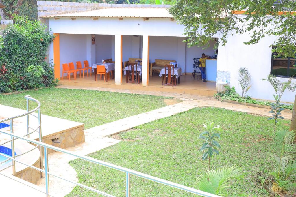 Restaurant Exterior Photo Golden Suites Hotel Entebbe Uganda Central Region