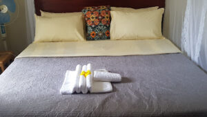 Deluxe Queen Suite Bedroom Photo Annas Bed And Breakfast Entebbe Central Region 1