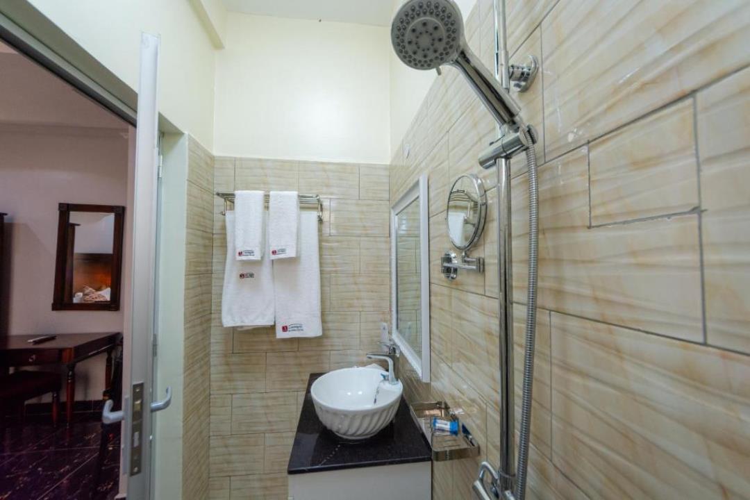 Bathroom Photo Las Vegas Garden Hotel Mbarara Western Region 1