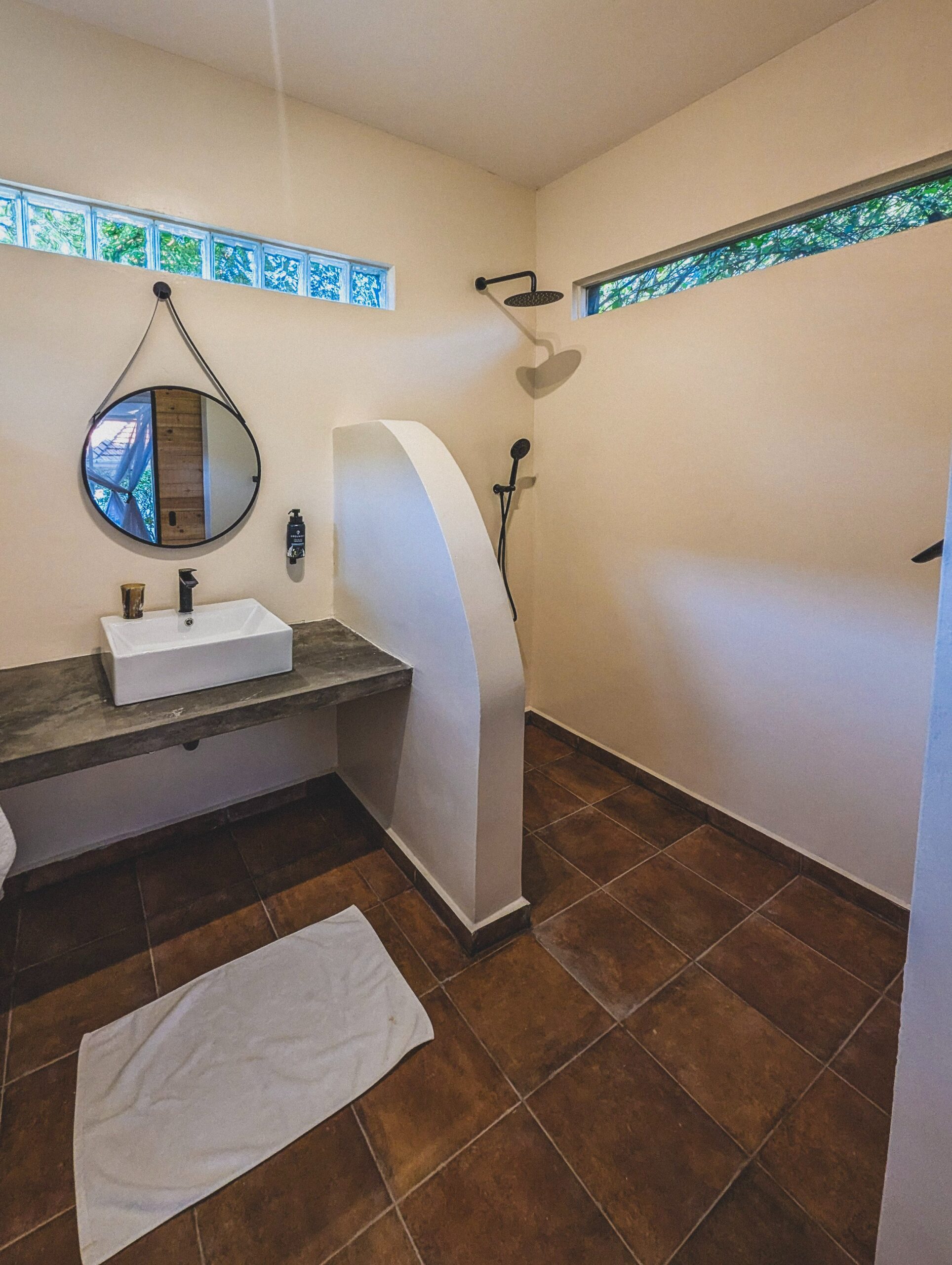 Bathroom Photo Muti Garden Café and Restaurant Entebbe Central Region