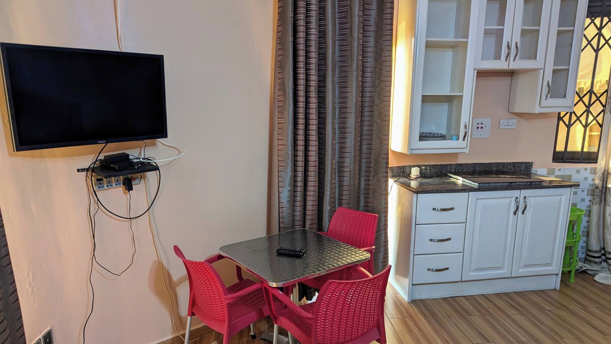 Working Desk Photo Oslo Gardens Bed & Breakfast Entebbe Central Region