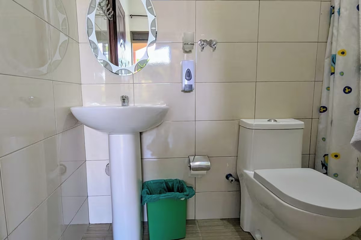 Bathroom Photo Oslo Gardens Bed & Breakfast Entebbe Central Region