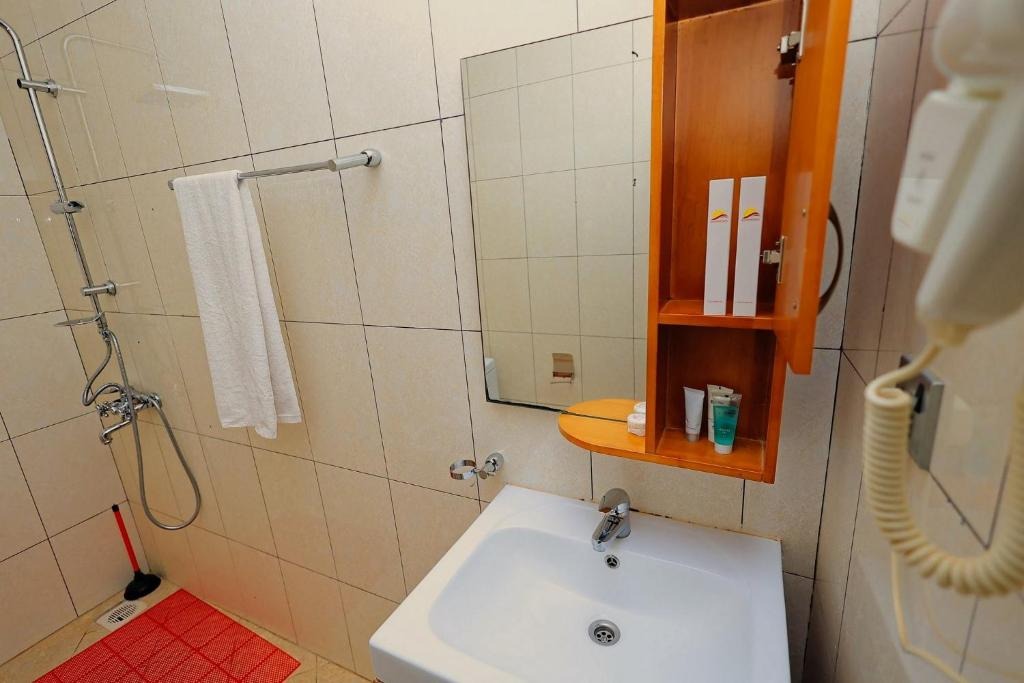 Hand wash Basin Photo Shine Country Resort Hotel Kampala Central Region