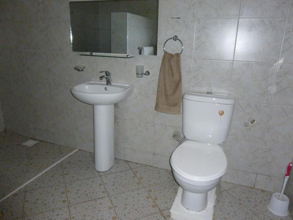 Bathroom Photo Secrets Guest House Entebbe Central Region 1