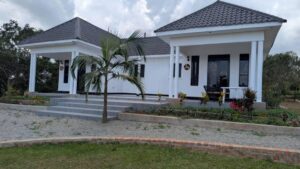Photograph showing property exterior at Venna Farm Lodge in Buyege, Entebbe in Uganda