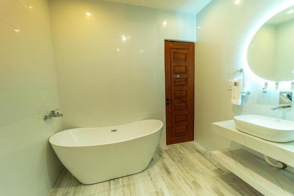 Bathroom Photo The Mist Hotel Entebbe Central Region 1