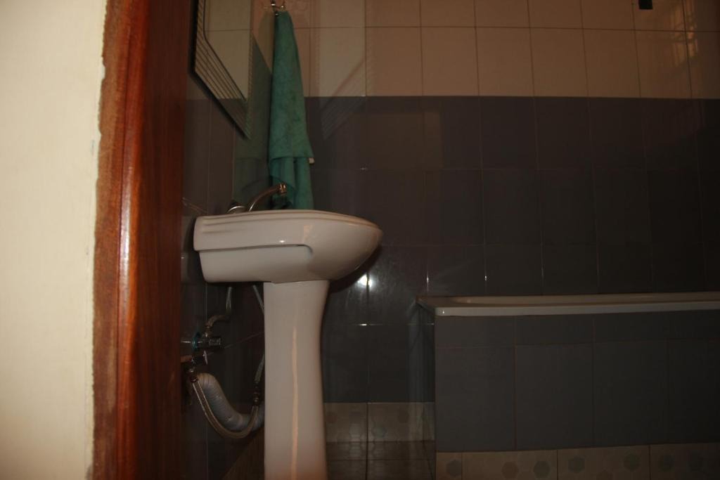 Bathroom Photo Motel Tuku Masindi Central Region 1
