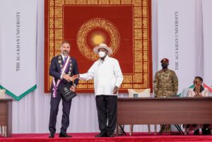 Photograph of H.E President Yoweri Kaguta Museveni shaking hands with His Highness The Aga Khan during the inauguration ceremony of the Aga Khan University in Kampala