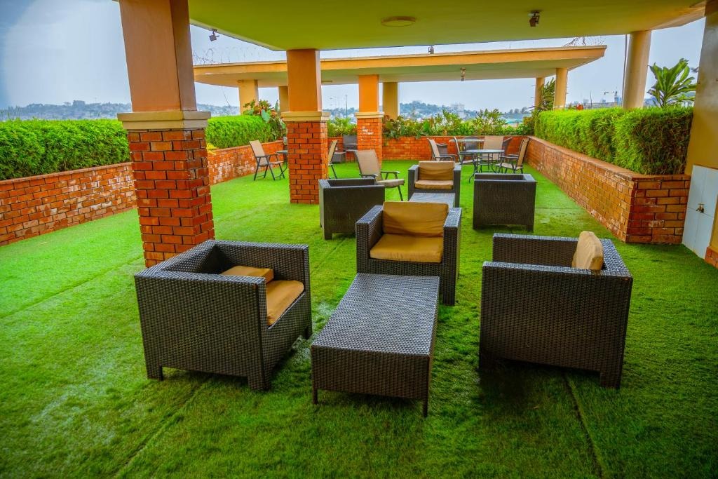 Terrace restaurant Photo Crystal Suites & Apartments Kampala Central Region