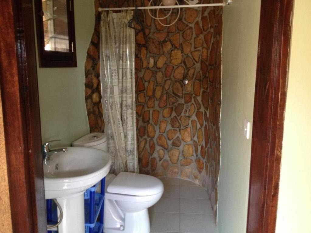 Bathroom Photo Banda Lodge Masaka Central Region