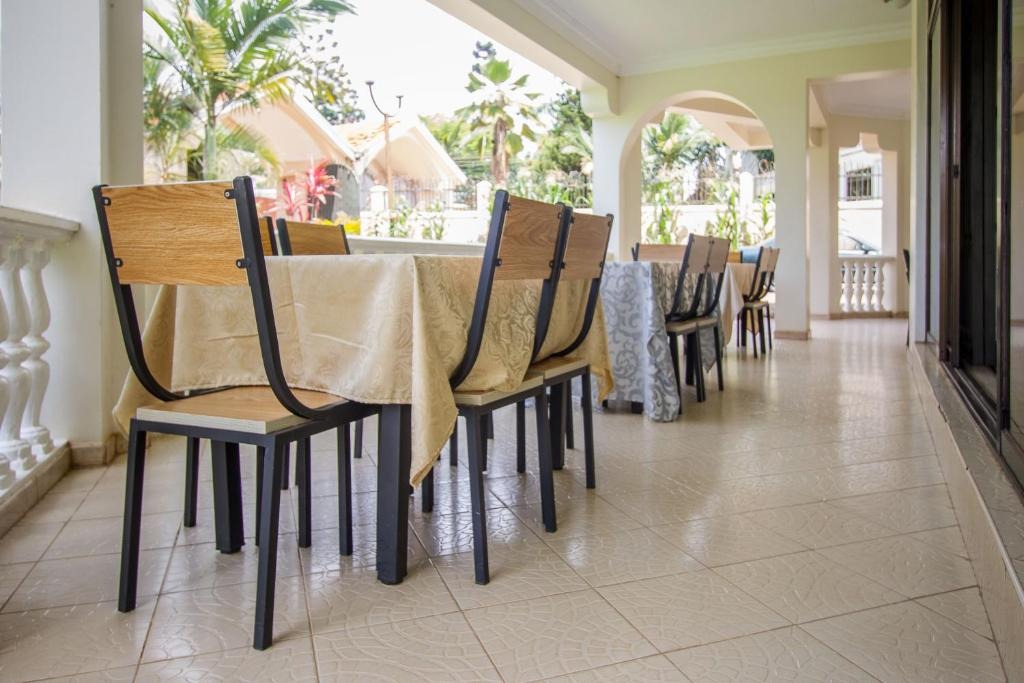 Restaurant Photo Tiptone Hotel Kampala Central Region 1