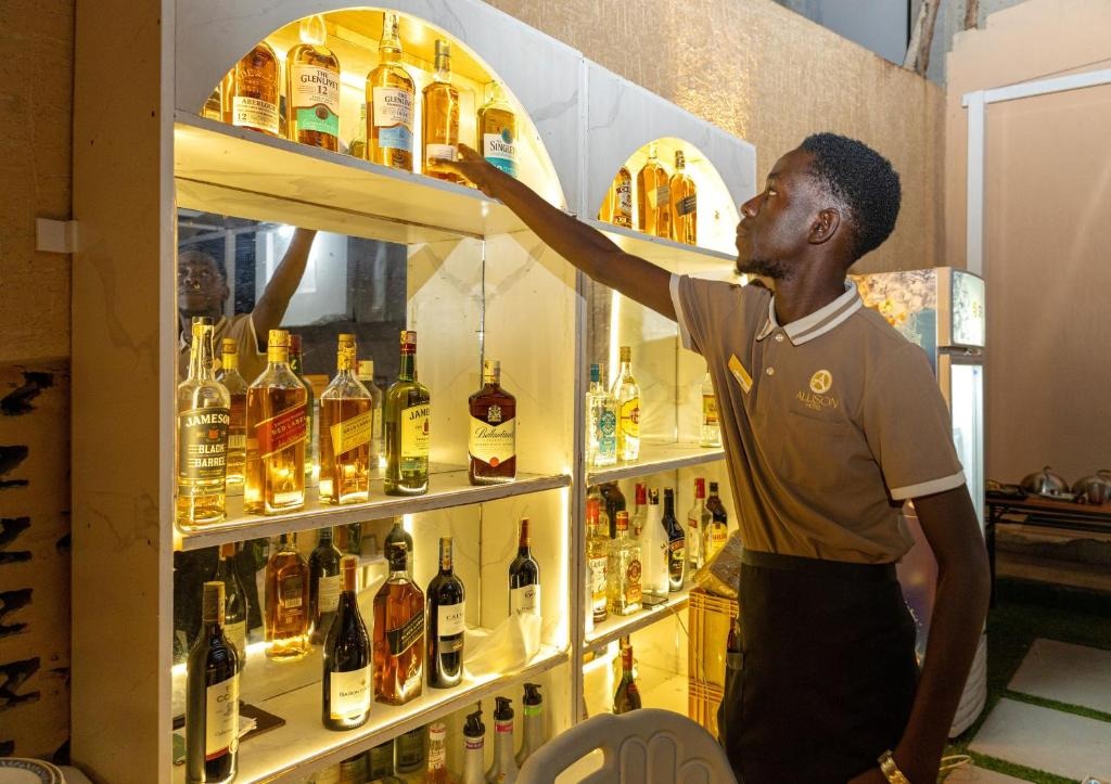 Bar Photo Allison Hotel Jinja Western Region 1