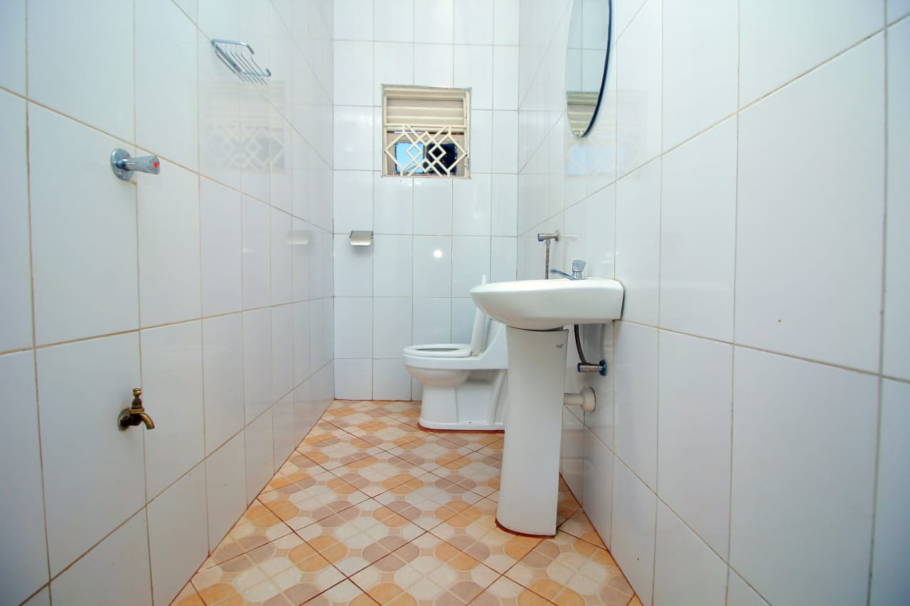 Bathroom Photo Ambassador Bridge Motel Jinja Central Region