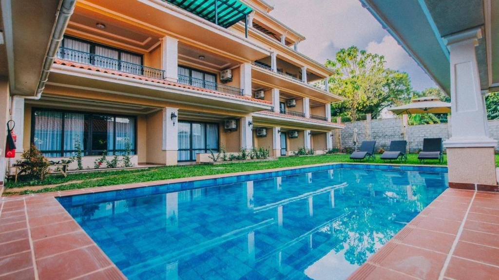 Swimming pool Photo Hemingways Hotel Entebbe Central Region