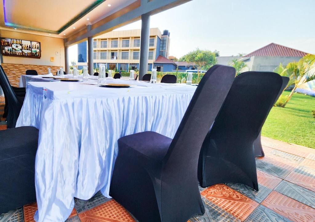 Restaurant Photo Victors Valley Hotel Nakwero Central Region