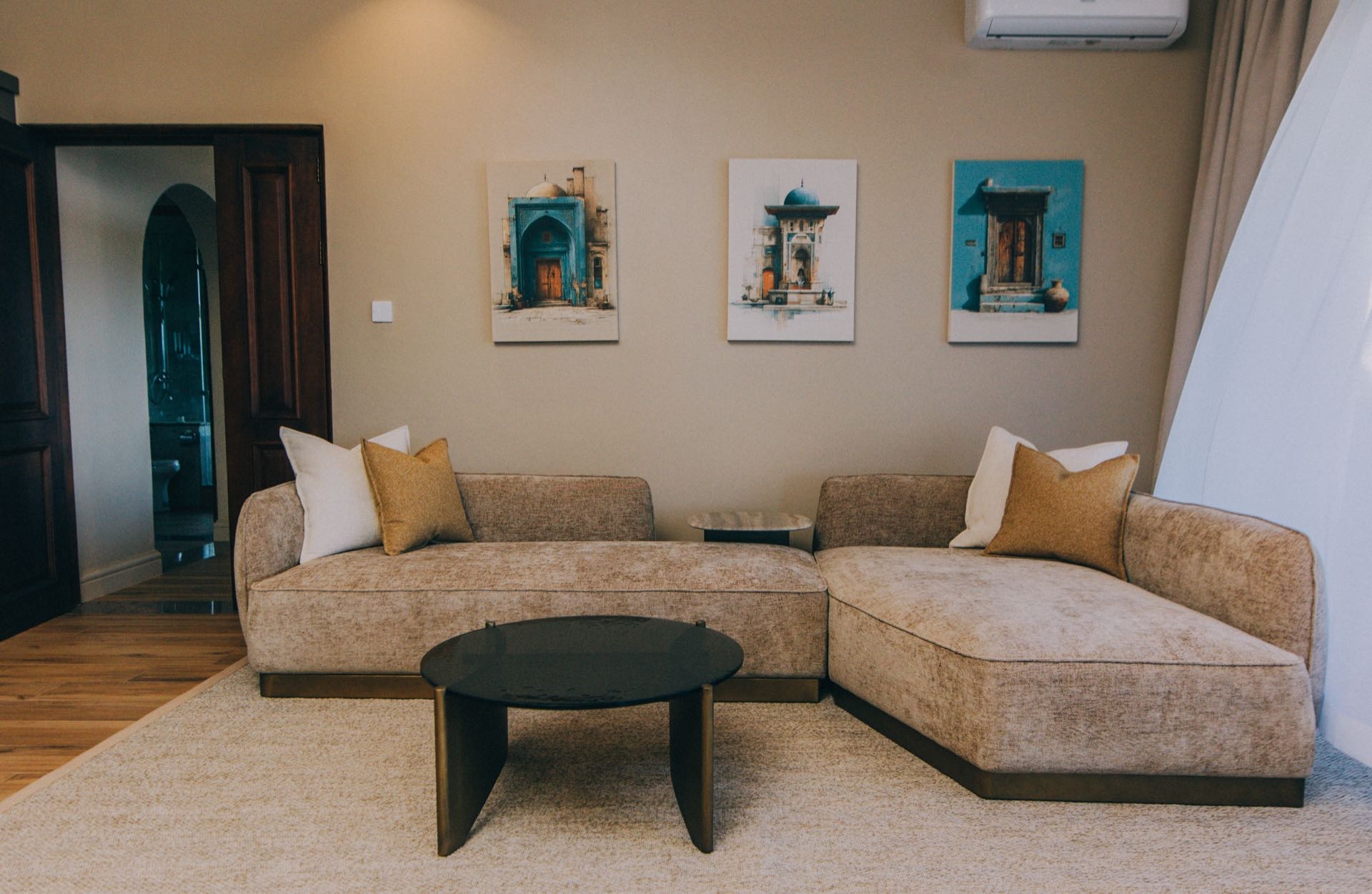 Living area Photo Hemingways Hotel Entebbe Central Region